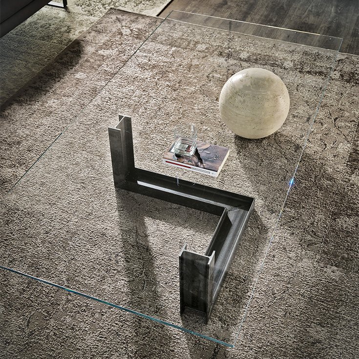 Table basse design haut de gamme Levante par Cattelan Italia, plateau verre avec base acier et sphère travertin, disponible chez D-Style Interior.
