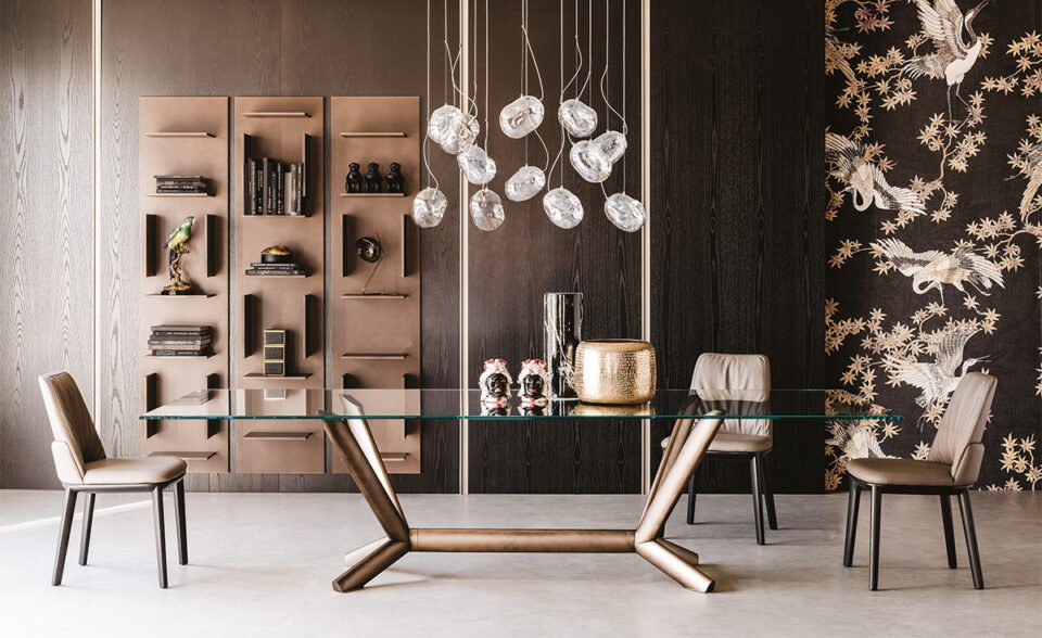 Planer table design haut de gamme aux lignes obliques et base en acier laqué, symbole du savoir-faire italien et d’une élégance intemporelle. Disponible chez D-Style Interior.