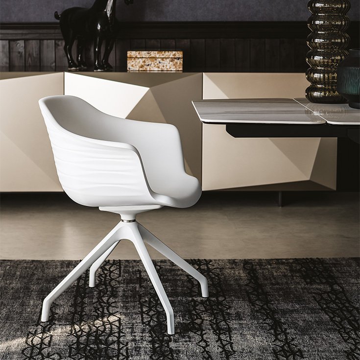Indy Fauteuil design en polyuréthane souple, élégant et polyvalent, idéal pour les espaces de travail modernes, signé Cattelan Italia et disponible chez D-Style Interior.