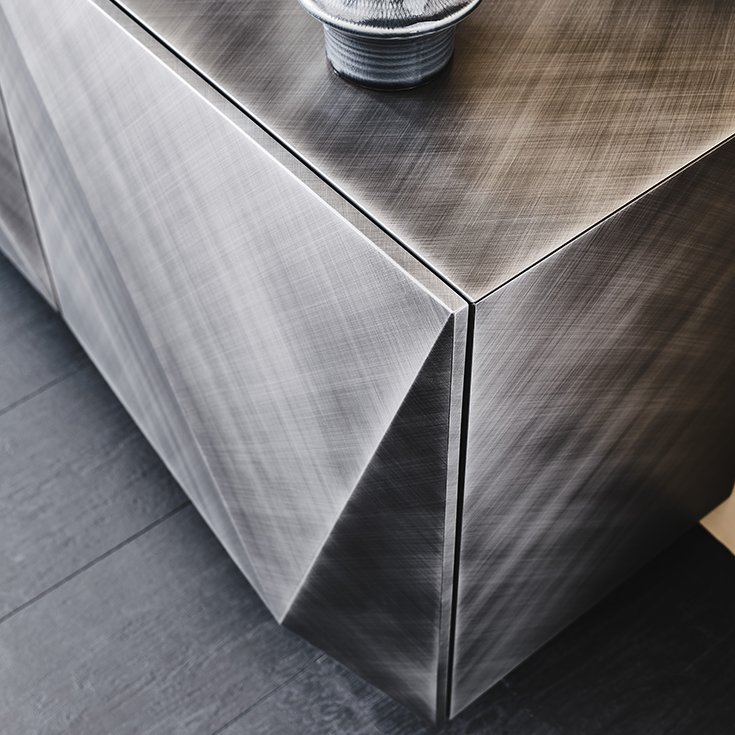 Buffet design haut de gamme Kayak par Cattelan Italia, design sculptural avec finitions brossées Bronze ou Gris, disponible chez D-Style Interior
