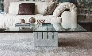 Table basse design haut de gamme Scacco par Cattelan Italia, socle marbre Carrare et plateau verre transparent, disponible chez D-Style Interior.