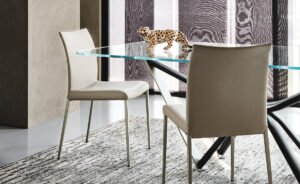 Anna chaise design de Cattelan Italia : design minimaliste et confortable, structure en acier laqué ou chromé, assise rembourrée et finitions personnalisables. Disponible chez D-Style Interior.