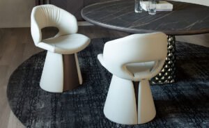 Dafne Chaise design de Cattelan Italia, au dossier ajouré et base conique raffinée, alliant élégance sculpturale et confort haut de gamme. Disponible chez D-Style Interior.