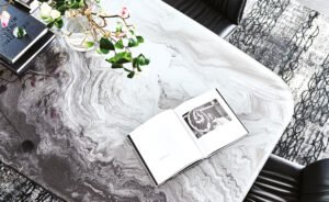 Planer Crystalart de Cattelan Italia, une table design haut de gamme en verre décoratif et acier laqué, alliant élégance, modernité et savoir-faire italien.