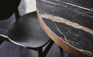 Ribot Keramik Bistrot table de Cattelan Italia, une création haut de gamme en céramique et acier laqué, symbole du design italien contemporain. Chez D-Style Interior