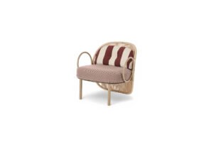 Chaise d’extérieur Creole d’Amura Lab, alliance raffinée de confort, légèreté et design intemporel pour les espaces en plein air. Disponible chez D-Style Interior.