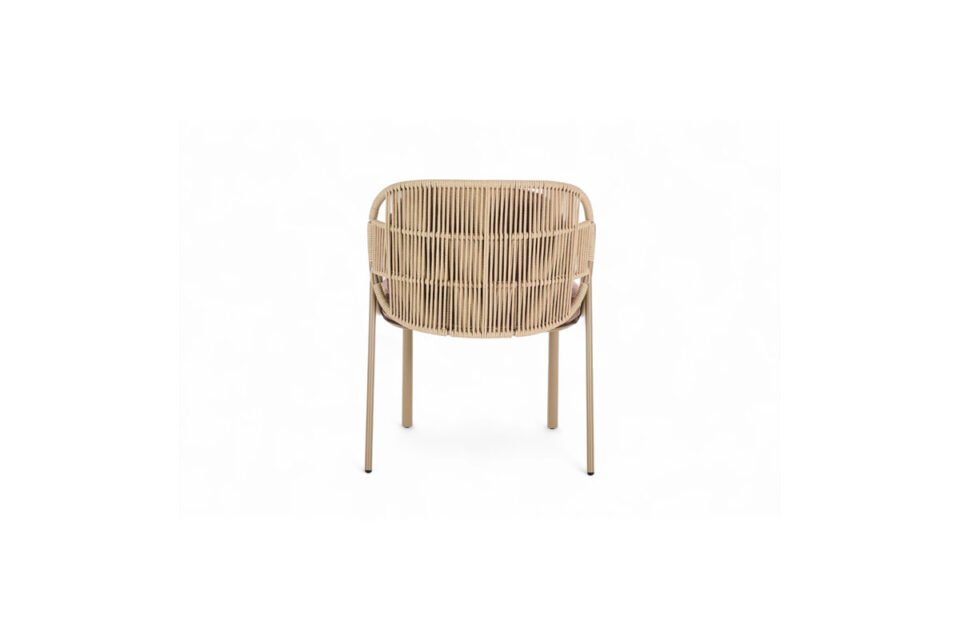Chaise design d’extérieur Creole d’Amura Lab — alliance subtile de légèreté, confort et design intemporel pour des espaces extérieurs raffinés. Disponible chez D-Style Interior.