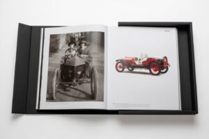 Livre design haut de gamme The Impossible Collection of Cars par Assouline, édition Ultimate sous écrin caoutchouc noir, disponible chez D-Style Interior.