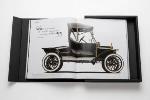 Livre design haut de gamme The Impossible Collection of Cars par Assouline, édition Ultimate sous écrin caoutchouc noir, disponible chez D-Style Interior.