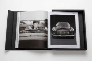 Livre design haut de gamme The Impossible Collection of Cars par Assouline, édition Ultimate sous écrin caoutchouc noir, disponible chez D-Style Interior.