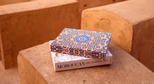 Livre design haut de gamme Moroccan Decorative Arts par Assouline, édition française sous étui lin, disponible chez D-Style Interior.