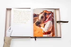 Livre design haut de gamme Horses from Saudi Arabia par Assouline, édition en soie sous écrin, disponible chez D-Style Interior.