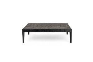 Stilt Weave table basse et tabouret d’Amura Lab allient cuir tissé à la main et design épuré, pour une élégance naturelle et intemporelle. Disponible chez D-Style Interior.