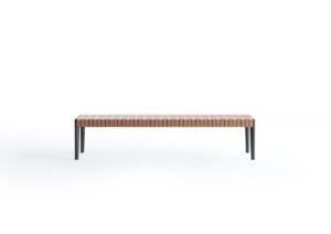 Stilt Weave table basse et tabouret d’Amura Lab allient cuir tissé à la main et design épuré, pour une élégance naturelle et intemporelle. Disponible chez D-Style Interior.