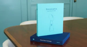 Livre design haut de gamme Tiffany & Co.: Crafting Victory par Assouline, édition sous écrin luxueux, disponible chez D-Style Interior.