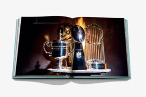 Livre design haut de gamme Tiffany & Co.: Crafting Victory par Assouline, édition sous écrin luxueux, disponible chez D-Style Interior.