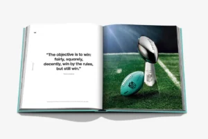 Livre design haut de gamme Tiffany & Co.: Crafting Victory par Assouline, édition sous écrin luxueux, disponible chez D-Style Interior.