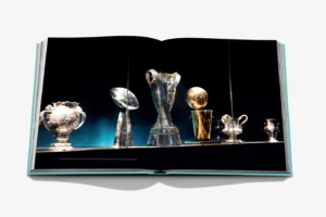 Livre design haut de gamme Tiffany & Co.: Crafting Victory par Assouline, édition sous écrin luxueux, disponible chez D-Style Interior.