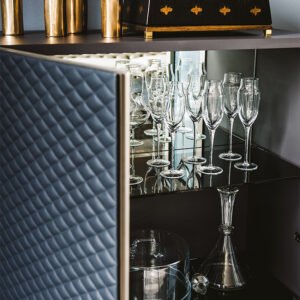 Buffet design haut de gamme Tiffany par Cattelan Italia, revêtement cuir matelassé avec structure bois laqué, disponible chez D-Style Interior