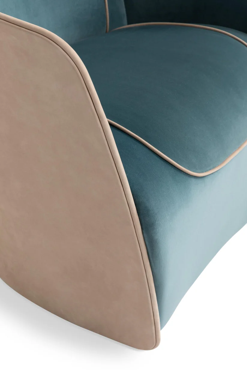 Rugby | Fauteuil design Bentley Home en cuir ou tissu, structure enveloppante, cadre en bois plaqué ou revêtu, passepoils coordonnés, disponible chez D-Style Interior