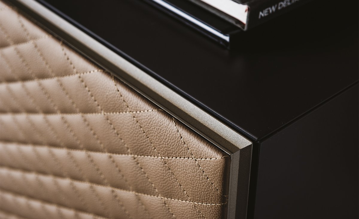 Buffet design haut de gamme Absolut par Cattelan Italia, capitonnage cuir matelassé avec structure laquée, disponible chez D-Style Interior