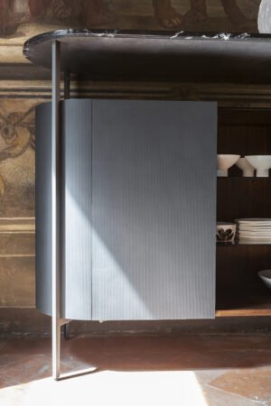 Bibliothèque design haut de gamme Oceano par Poltrona Frau, malle-bibliothèque en cuir Pelle Frau® avec bureau rabattable, disponible chez D-Style Interior
