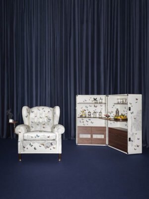 Meuble bar design Isidoro Ultime Notizie par Fornasetti x Poltrona Frau, coffre-bar cuir motif Dernières Nouvelles, disponible chez D-Style Interior
