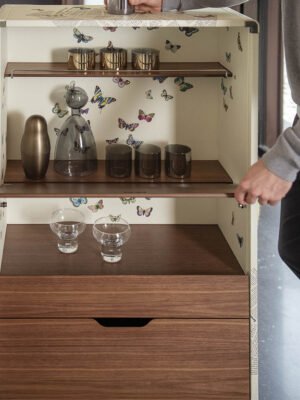 Meuble bar design Isidoro Ultime Notizie par Fornasetti x Poltrona Frau, coffre-bar cuir motif Dernières Nouvelles, disponible chez D-Style Interior
