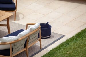 Canapé design haut de gamme The Secret Garden par Poltrona Frau, structure teck massif avec tissage bicolore, disponible chez D-Style Interior