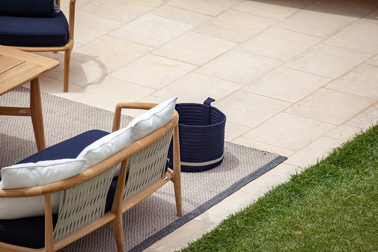 Canapé design haut de gamme The Secret Garden par Poltrona Frau, structure teck massif avec tissage bicolore, disponible chez D-Style Interior