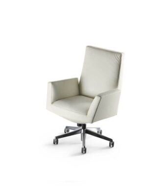 Chaise de bureau design haut de gamme Poltrona Frau Chancellor en cuir Pelle Frau®, base pivotante en aluminium poli avec mécanisme Syncron. Disponible chez D-Style Interior.