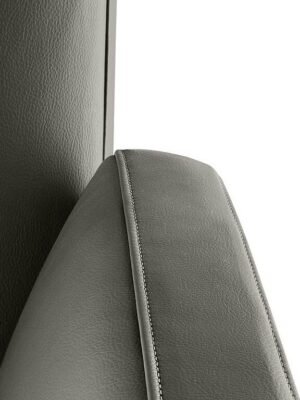 Chaise de bureau design haut de gamme Poltrona Frau Chancellor en cuir Pelle Frau®, base pivotante en aluminium poli avec mécanisme Syncron. Disponible chez D-Style Interior.