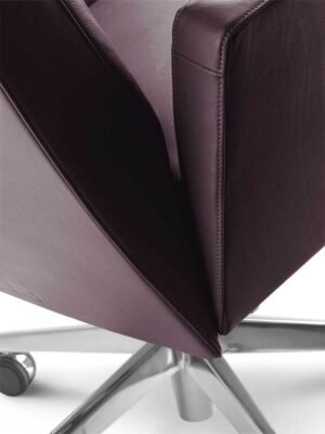 Chaise de bureau design haut de gamme Poltrona Frau Chancellor en cuir Pelle Frau®, base pivotante en aluminium poli avec mécanisme Syncron. Disponible chez D-Style Interior.