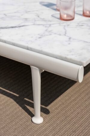 Souvenir d’Italie | Table basse design haut de gamme Poltrona Frau, marbre Arabescato naturel, aluminium laqué Gesso et Basalto, disponible chez D-Style Interior