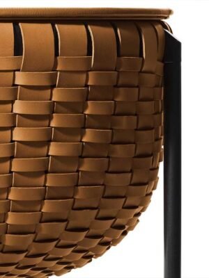 Cestlavie | Petite table de rangement design haut de gamme Poltrona Frau, cuir Pelle Frau® avec couvercle rabattable, structure en acier canon de fusil ou bruni, disponible chez D-Style Interior