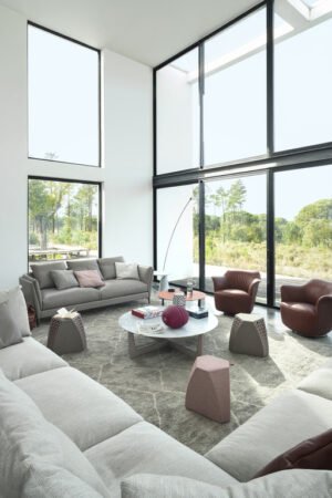 Hudson | Table basse design haut de gamme Poltrona Frau, structure tubulaire métal canon de fusil, plateau en tôle et bouleau noir, revêtement cuir Cuoio Saddle Extra, double fonctionnalité table-pouf, disponible chez D-Style Interior