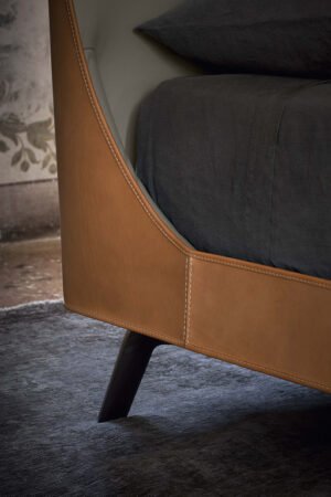 Mamy Blue Lit design haut de gamme par Poltrona Frau avec tête de lit en cuir Saddle Extra et Pelle Frau®, design italien disponible chez D-Style Interior