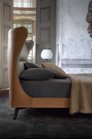 Mamy Blue Lit design haut de gamme par Poltrona Frau avec tête de lit en cuir Saddle Extra et Pelle Frau®, design italien disponible chez D-Style Interior