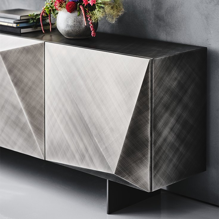 Buffet design haut de gamme Kayak par Cattelan Italia, design sculptural avec finitions brossées Bronze ou Gris, disponible chez D-Style Interior