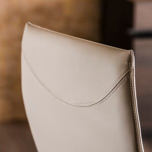 Anna chaise design de Cattelan Italia : design minimaliste et confortable, structure en acier laqué ou chromé, assise rembourrée et finitions personnalisables. Disponible chez D-Style Interior.