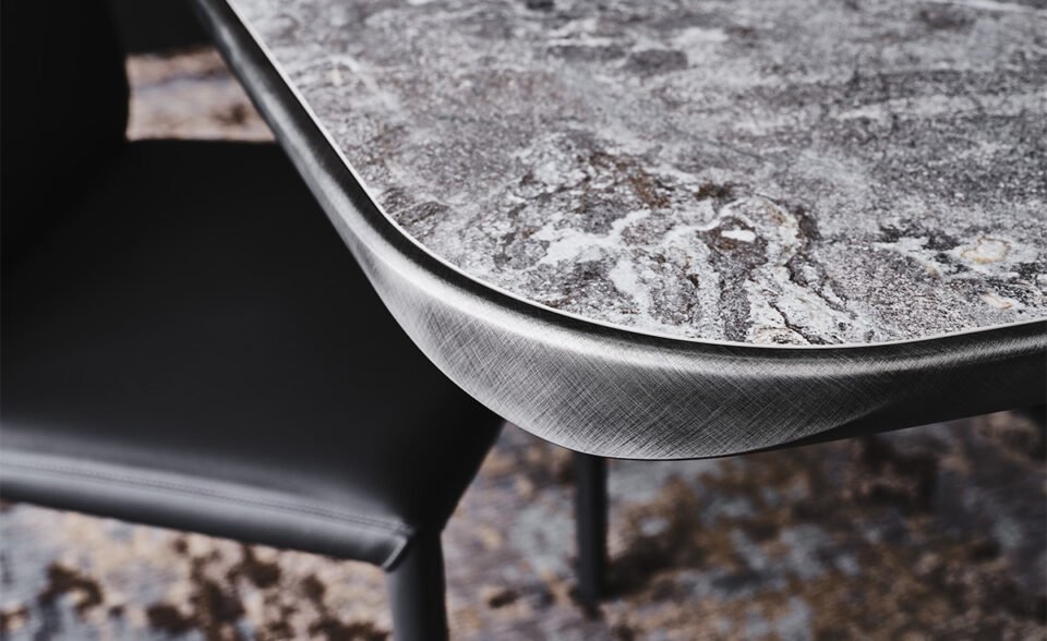 Planer Keramik Premium table design haut de gamme en céramique et acier laqué, alliance parfaite. Disponible chez D-Style Interior.