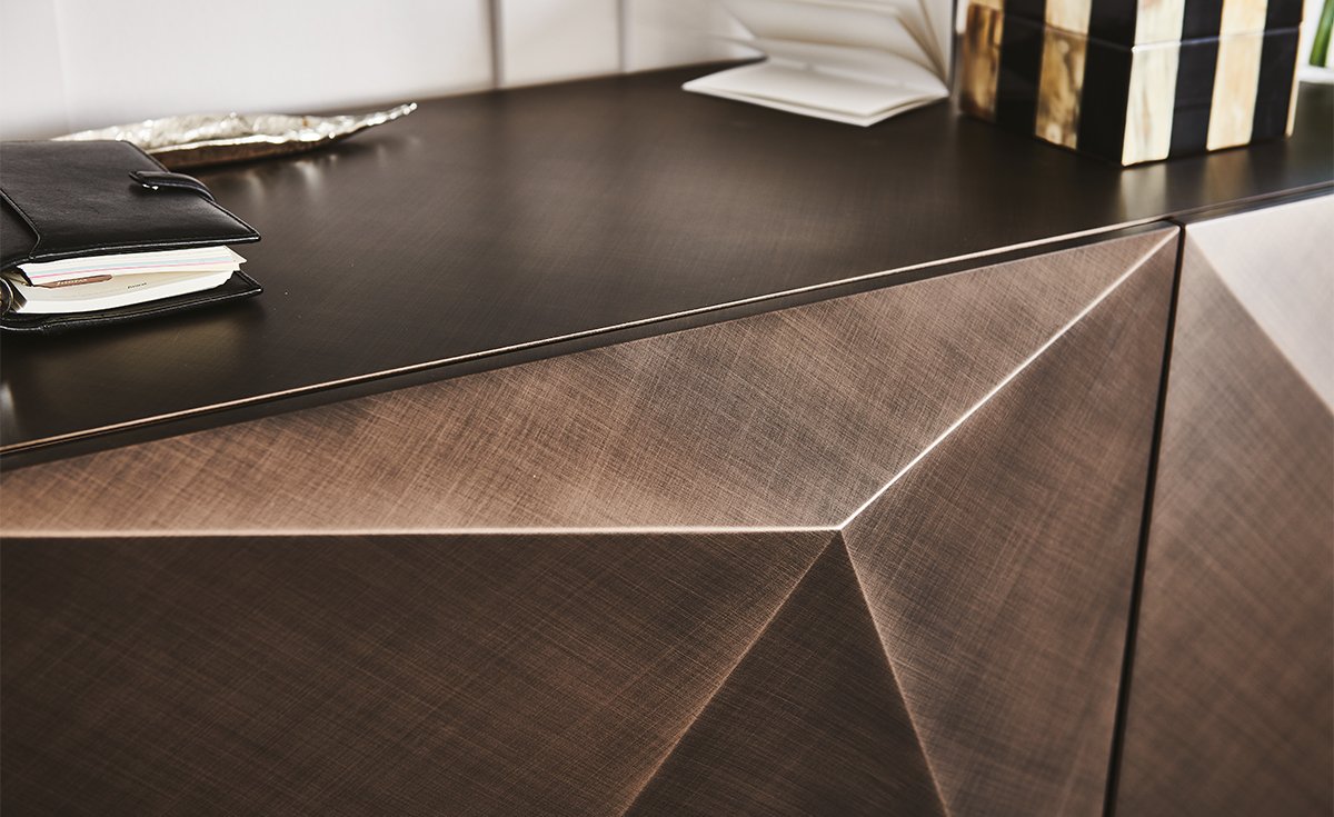 Buffet design haut de gamme Kayak par Cattelan Italia, design sculptural avec finitions brossées Bronze ou Gris, disponible chez D-Style Interior