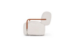 Lapis fauteuil d’Amura Lab allie design organique, confort absolu et savoir-faire artisanal italien. Disponible chez D-Style Interior.