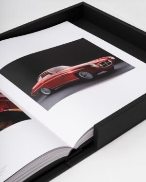 Livre design haut de gamme The Impossible Collection of Cars par Assouline, édition Ultimate sous écrin caoutchouc noir, disponible chez D-Style Interior.