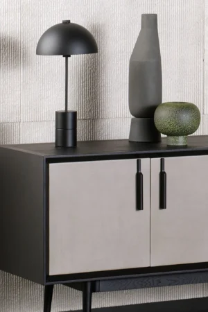 Bibliothèque Theo Credenza d’Amura Lab – une pièce au design sobre et raffiné, mêlant bois noble et finitions en cuir. Disponible chez D-Style Interior.