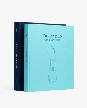 Livre design haut de gamme Tiffany & Co.: Crafting Victory par Assouline, édition sous écrin luxueux, disponible chez D-Style Interior.
