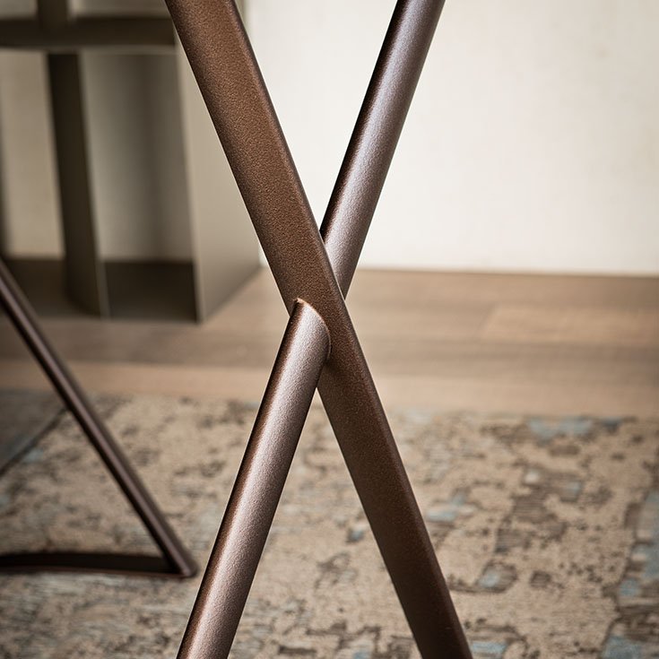 TAHITI Bureau design moderne et raffiné en bois noble et acier laqué gaufré, parfait pour les intérieurs contemporains. Disponible chez D-Style Interior.