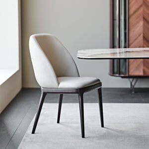MARIEL Chaise design avec dossier enveloppant et structure en bois massif, revêtement en tissu ou cuir. Disponible chez D-Style Interior.