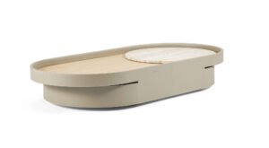 Table basse Necchi de Vittoria Frigerio – une pièce sculpturale en cuir et bois noble, sublimée par un insert en marbre. Disponible chez D-Style Interior.