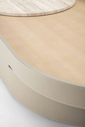 Table basse Necchi de Vittoria Frigerio – une pièce sculpturale en cuir et bois noble, sublimée par un insert en marbre. Disponible chez D-Style Interior.